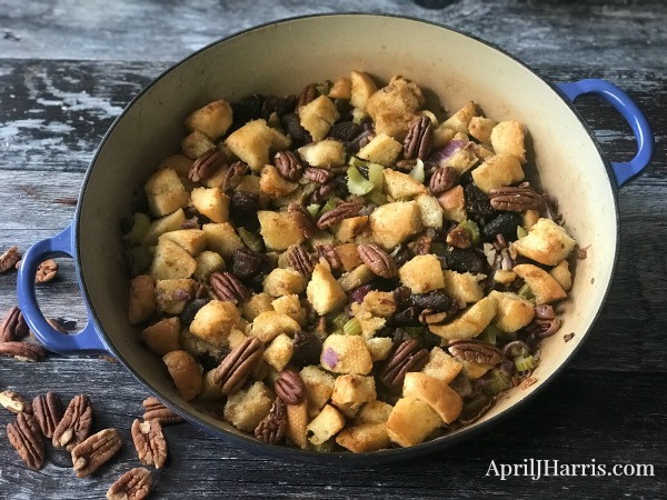 Easy and Delicious Thanksgiving Stuffing