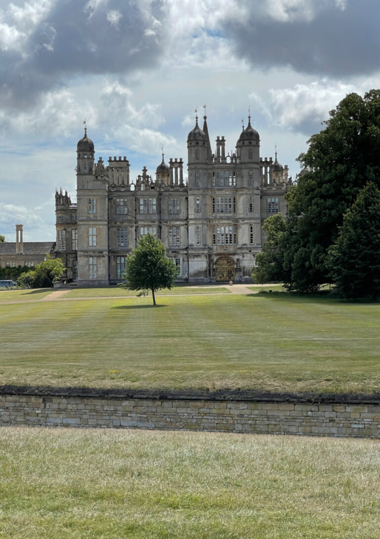 Join me on a virtual visit to Burghley House. Full of history & treasures, it's one of Britain's most beautiful Tudor homes.